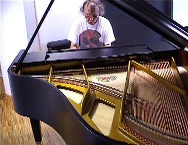 Wolfgang Mader sitzt am Klavier und spielt