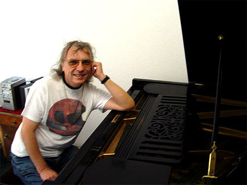 Foto von Wolfgang Mader am Klavier
